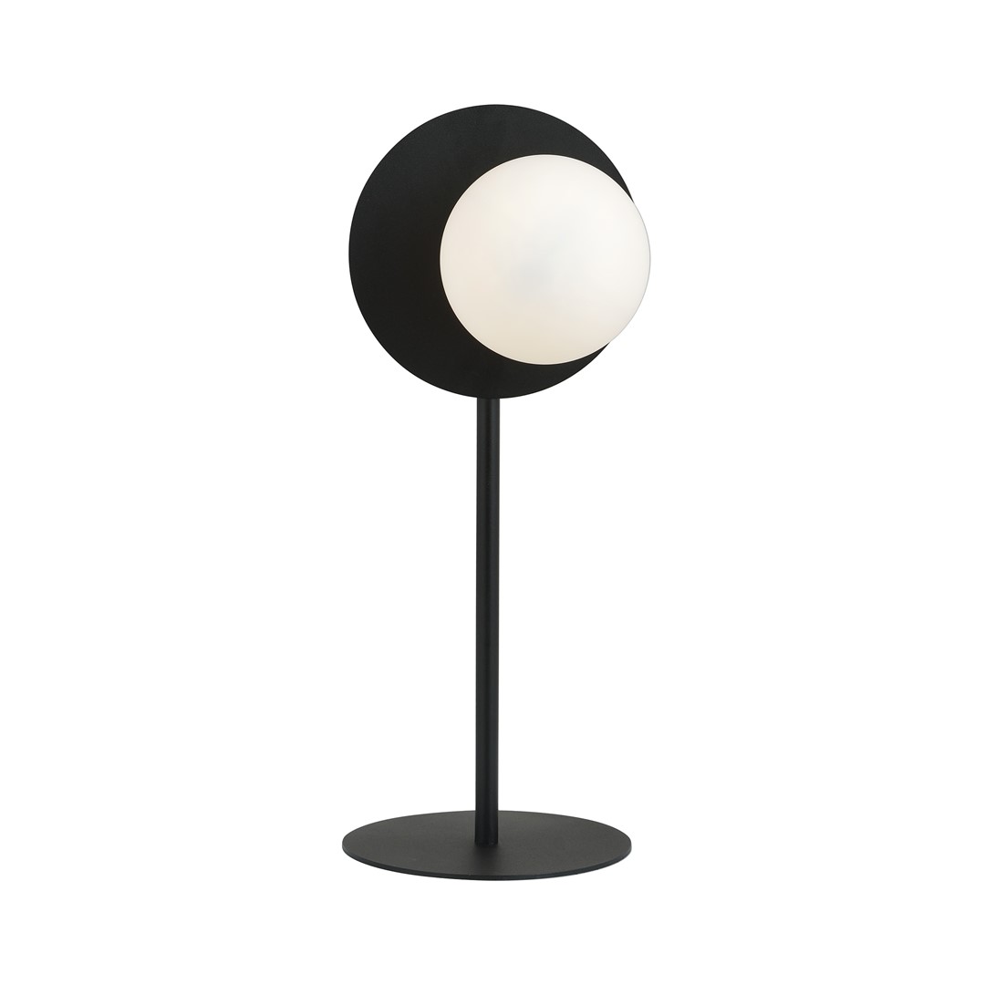 Oslo 50cm bordlampe Fra Emibig Lighting - Den runde form skaber en flot kontrast mod den lige fod og gør lampen til en dekorativ detalje i rummet.