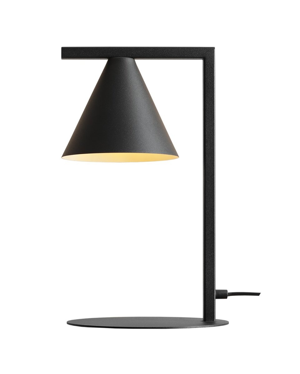 Form 40cm Sort bordlampe Fra Artera - Denne minimalistiske bordlampe med sin elegante kegleformede skærm i sort metal er det perfekte valg til dig, der ønsker et stilrent og moderne udtryk i dit hjem.