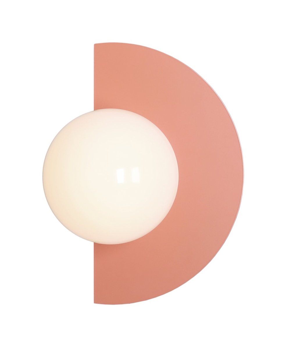 Loop 28cm Koral væglampe Fra Artera - Lampens minimalistiske form gør, at den glider ind i forskellige interiørstile, samtidig med at den tilføjer et kunstnerisk og sofistikeret præg til dit hjem.