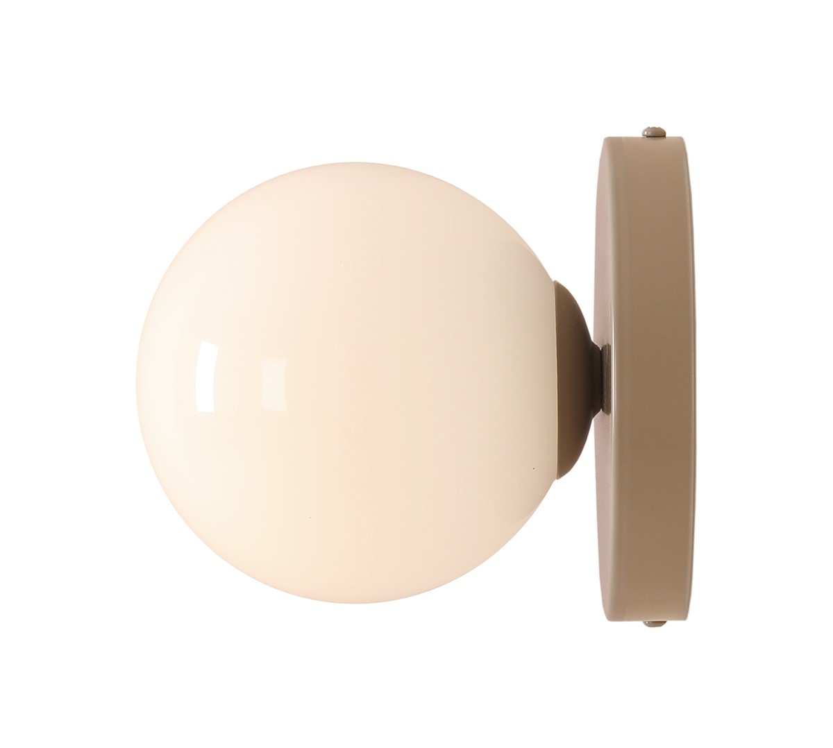 Ball Ø15 Beige væglampe Fra Artera - Det kompakte design gør den perfekt til mindre rum, samtidig med at den tilføjer en moderne elegance til din væg.
