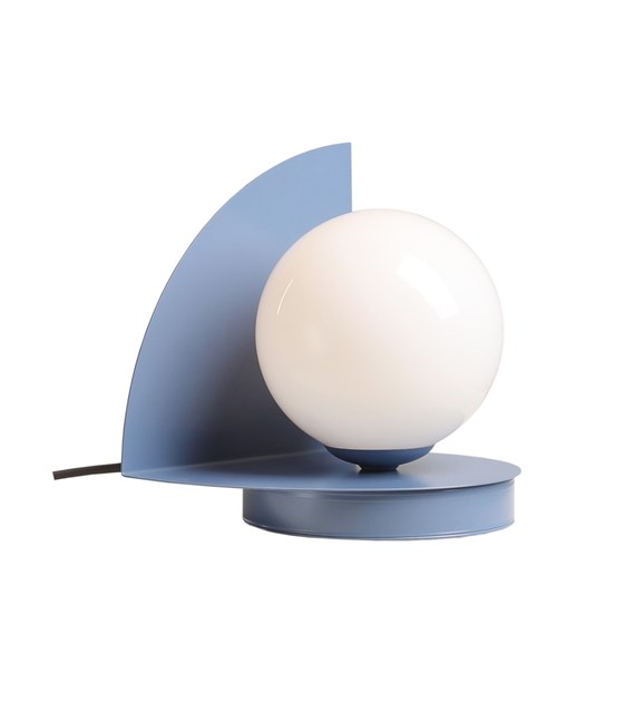 Loop 20cm Blå bordlampe Fra Artera - Loop er en moderne bordlampe med retro design i en flot afdæmpet bl&aring; farve Den runde kop af opalglas har en diameter på 14 cm og skaber et dejligt lys spredt rundt omkring.