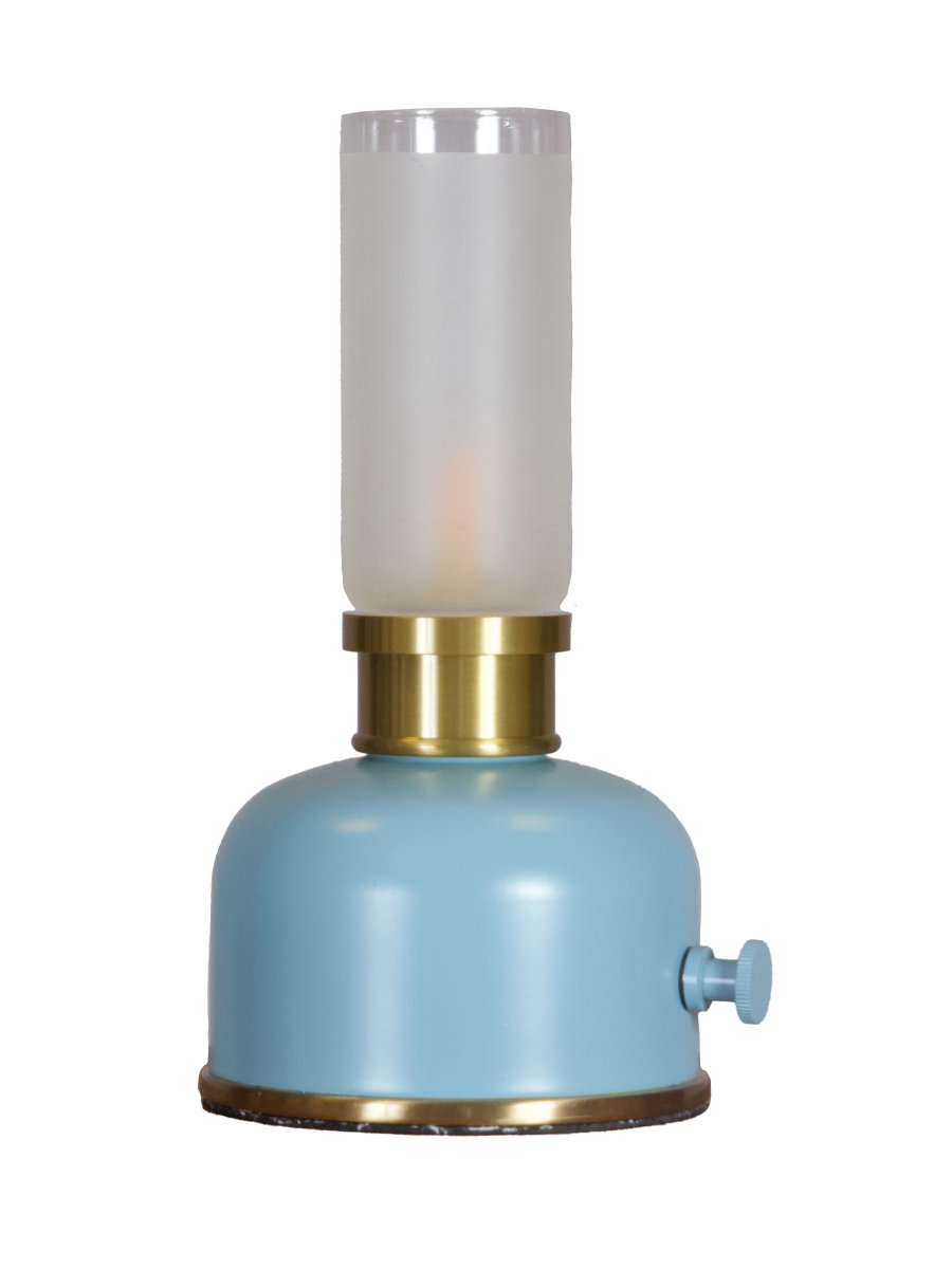 Frida 22cm Blå bærbar Fra PR Home - Den skaber en varm og stemningsfuld atmosf&aelig;re med en farvetemperatur p&aring; cirka 2200 Kelvin og en lysstr&oslash;m p&aring; 20-40 lumen afh&aelig;ngigt af lysd&aelig;mperniveauet.