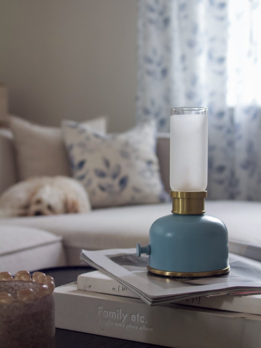 Frida 22cm Blå bærbar Fra PR Home - Den skaber en varm og stemningsfuld atmosf&aelig;re med en farvetemperatur p&aring; cirka 2200 Kelvin og en lysstr&oslash;m p&aring; 20-40 lumen afh&aelig;ngigt af lysd&aelig;mperniveauet.