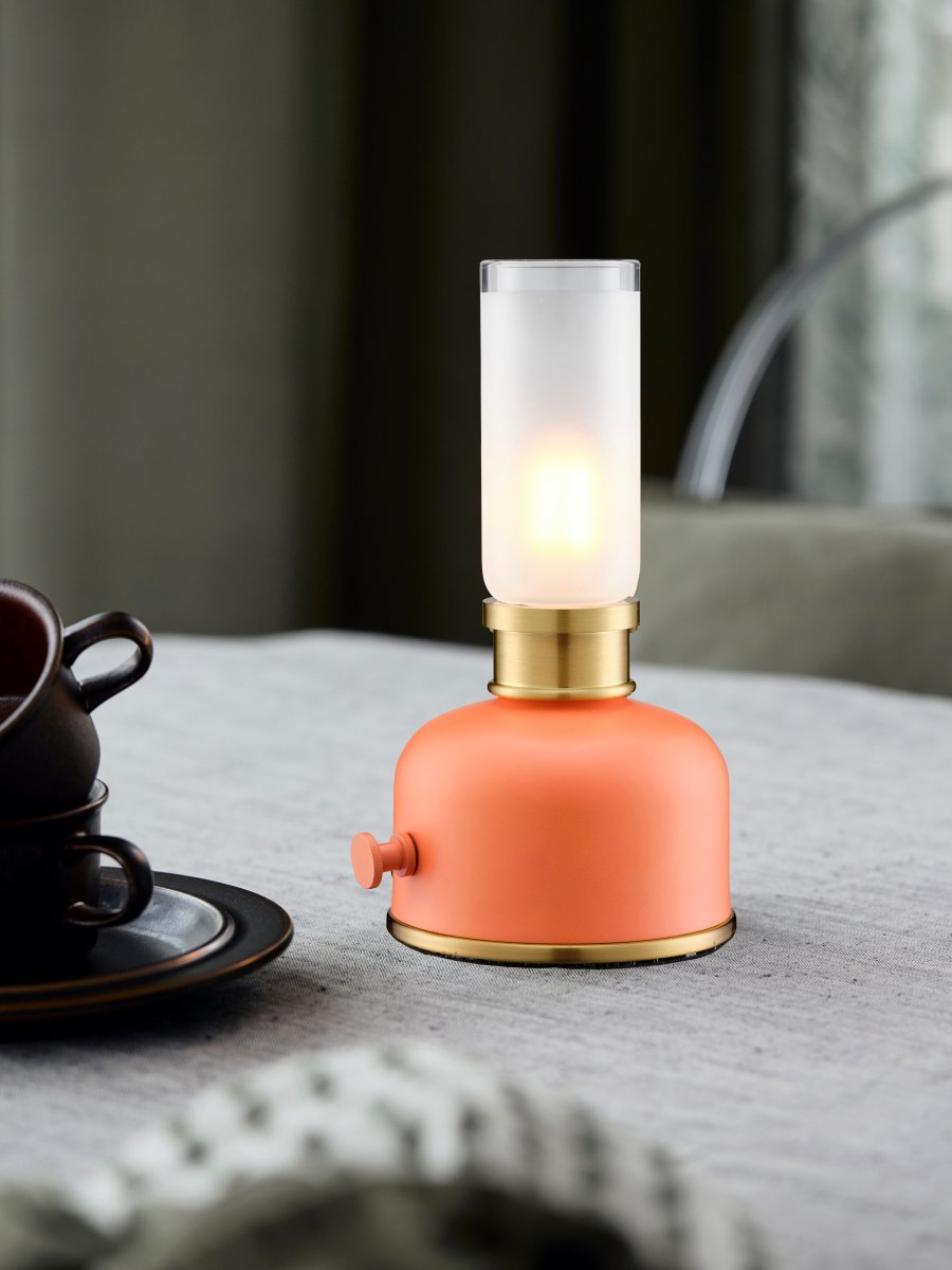 Frida 22cm Orange bærbar Fra PR Home - Den skaber en varm og stemningsfuld atmosf&aelig;re med en farvetemperatur p&aring; cirka 2200 Kelvin og en lysstr&oslash;m p&aring; 20-40 lumen afh&aelig;ngigt af lysd&aelig;mperniveauet.