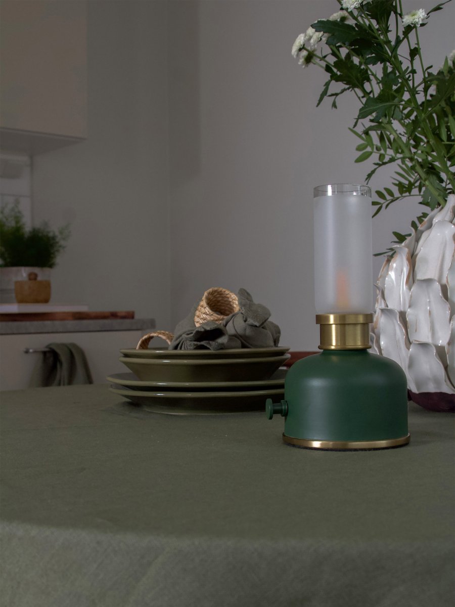 Frida 22cm Mørkegrøn bærbar Fra PR Home - Den skaber en varm og stemningsfuld atmosf&aelig;re med en farvetemperatur p&aring; cirka 2000 Kelvin og en lysstr&oslash;m p&aring; 20-40 lumen afh&aelig;ngigt af lysd&aelig;mperniveauet.