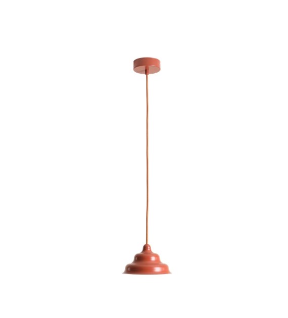 Wave Ø17 Orange loftslampe Fra Artera - Den robuste sk&aelig;rm af metal i en r&oslash;dbrun farve giver en flot spredning af lyset nedad, hvilket g&oslash;r den perfekt til at h&aelig;nge over spisebordet eller k&oslash;kkenet.