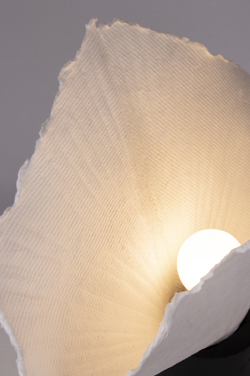 Tropez 35cm Sort og hvid bordlampe Fra Globen Lighting - Da lampen er h&aring;ndlavet af et levende materiale, kan der forekomme variationer i form og udtryk, hvilket g&oslash;r hver Tropez unik.