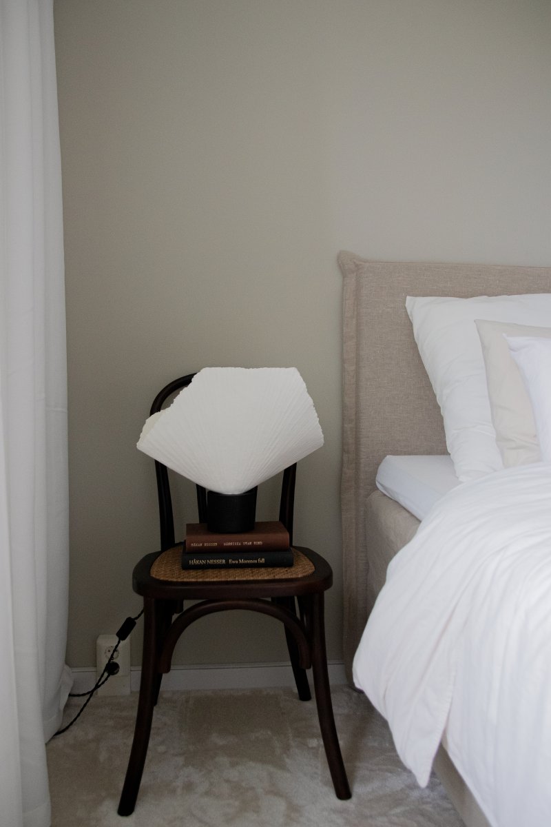 Tropez 35cm Sort og hvid bordlampe Fra Globen Lighting - Da lampen er h&aring;ndlavet af et levende materiale, kan der forekomme variationer i form og udtryk, hvilket g&oslash;r hver Tropez unik.