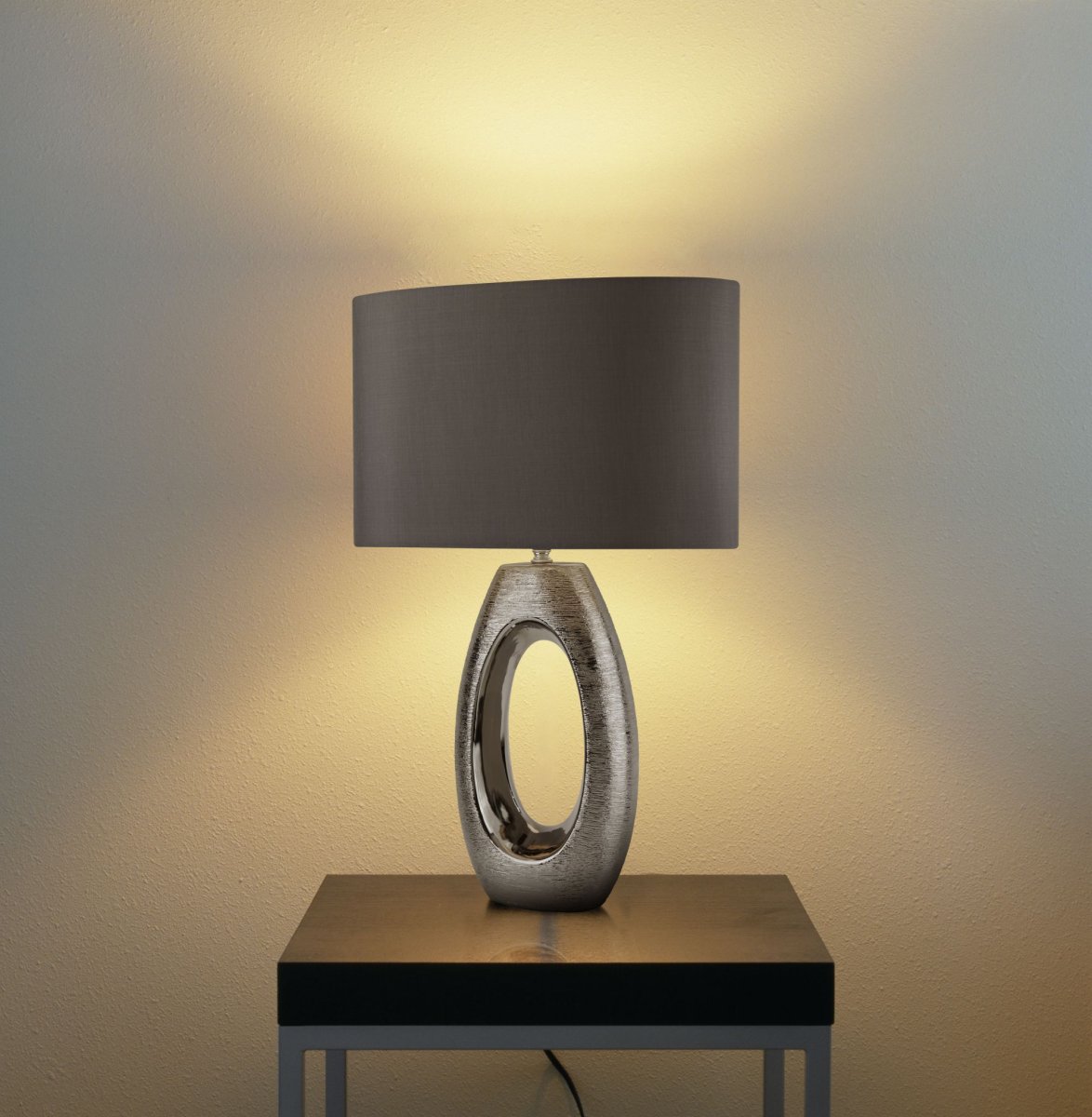 Artisan 60cm Chrom bordlampe Fra Searchlight - Denne eksklusive bordlampe kombinerer en unik, spejllignende base i en metallisk finish med en elegant grøn; lampeskærm.