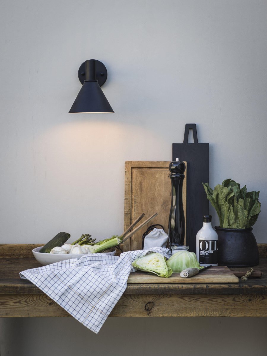 MiniTripp Sort udendørslampe Fra PR Home - Med E27 lampeholder tilpasset til brug med både traditionelt glødelys og nyere LED lyskilder, max 15W.