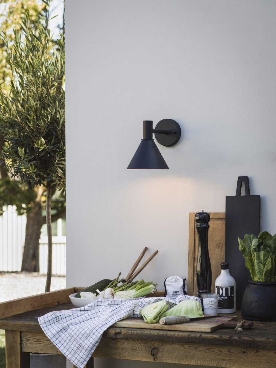 MiniTripp Sort udendørslampe Fra PR Home - Med E27 lampeholder tilpasset til brug med både traditionelt glødelys og nyere LED lyskilder, max 15W.