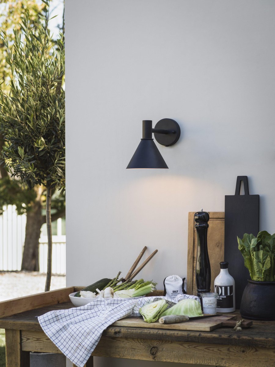 MiniTripp Sort udendørslampe Fra PR Home - Med E27 lampeholder tilpasset til brug med både traditionelt glødelys og nyere LED lyskilder, max 15W.