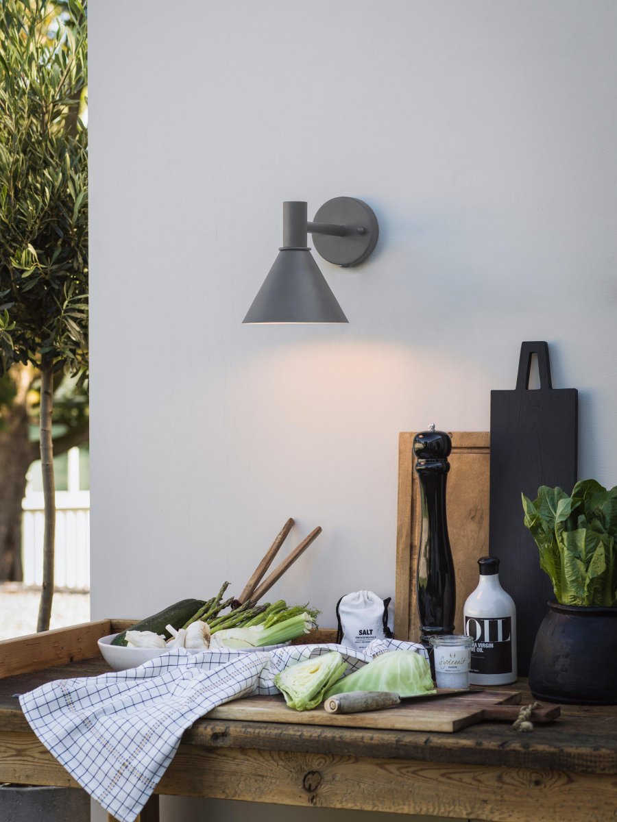 MiniTripp Grå udendørslampe Fra PR Home - Med E27 lampeholder tilpasset til brug med b&aring;de traditionelt gl&oslash;delys og nyere LED lyskilder, max 15W.