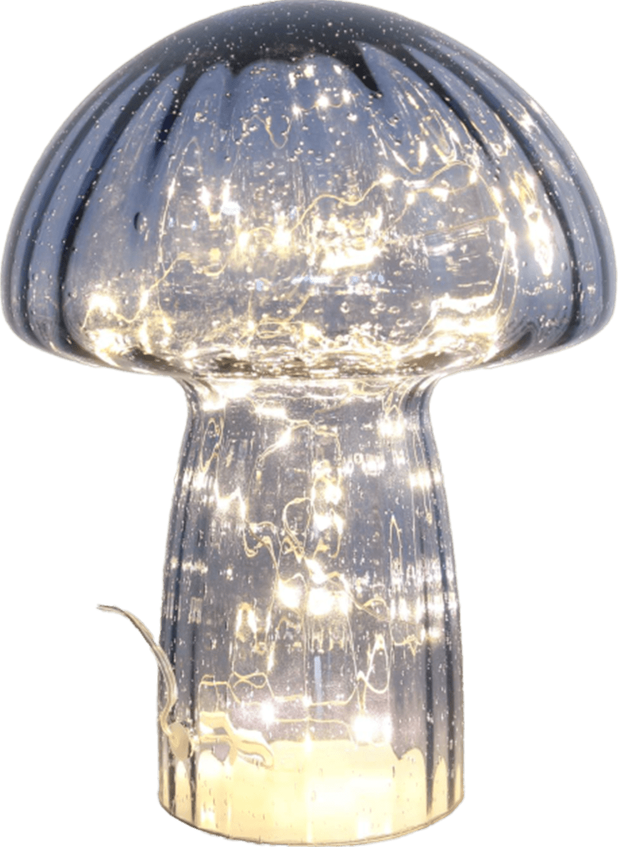 Svamp 23cm Blå bordlampe Fra Pixie Design - Den er udstyret med en timer og en praktisk 5-trins lysd&aelig;mper til at justere lyset efter behov, hvilket g&oslash;r den perfekt til b&aring;de arbejdsbelysning og hyggelig aftenbelysning.