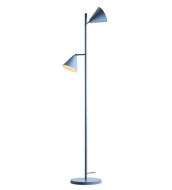 Form 2 Blå gulvlampe Fra Artera - Denne minimalistiske gulvlampe med sine to elegante kegleformede skærme i en dæmpet blå tone er det perfekte valg for dem, der ønsker et stilfuldt og moderne udtryk i deres hjem.