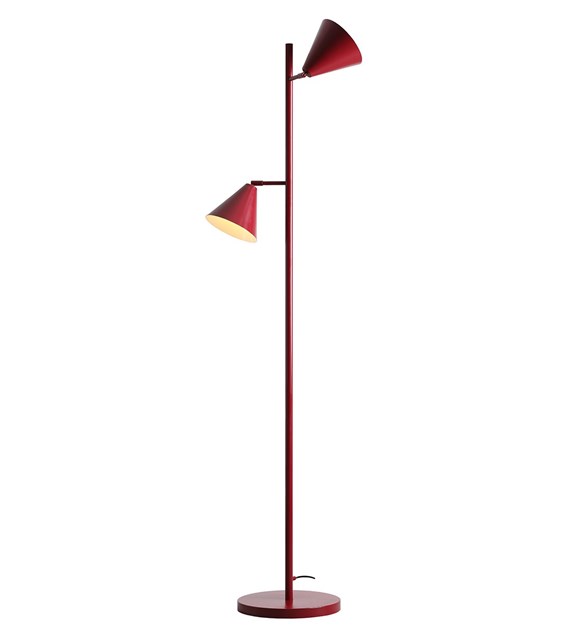 Form 2 Bourgogne gulvlampe Fra Artera - Denne minimalistiske gulvlampe med sine to elegante kegleformede skærme i en bordeauxrød farve er det perfekte valg for dem, der ønsker et stilfuldt og moderne udtryk i deres hjem.