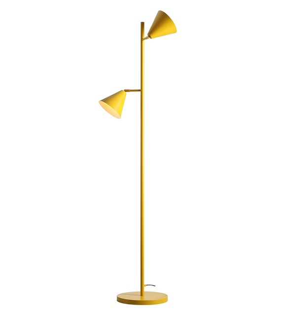 Form 2 Gul gulvlampe Fra Artera - Denne minimalistiske gulvlampe med sine to elegante kegleformede skærme i en sennepsgul farve er det perfekte valg for dem, der ønsker et stilfuldt og moderne udtryk i deres hjem.