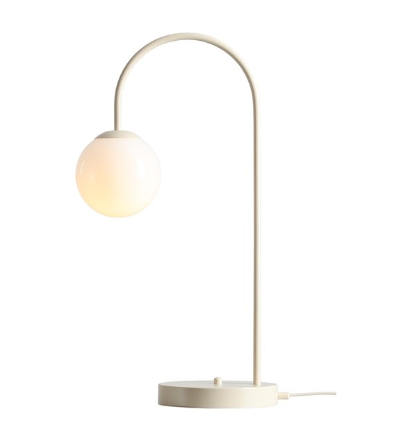 Una 60cm Cremet hvid bordlampe Fra Artera - Una bordlampen i cremehvidt metal har et buet, elegant design, der giver rummet et moderne og legende udtryk.