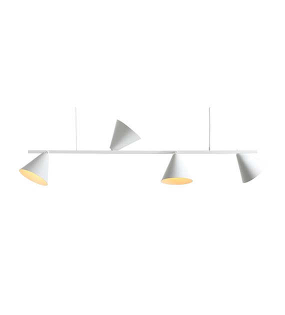 Form 120cm Hvid loftslampe Fra Artera - Denne stilfulde loftslampe med fire kegleformede skærme er et perfekt valg for dem, der søger en moderne og minimalistisk belysningsløsning.