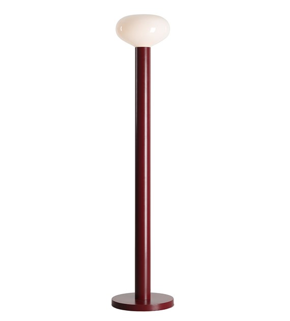Zoom billede af Flo Bourgogne gulvlampe Fra Artera - Den har en stilfuld ramme i bordeauxr&oslash;d og en rund hvid glassk&aelig;rm, der spreder et bl&oslash;dt og behageligt lys.
