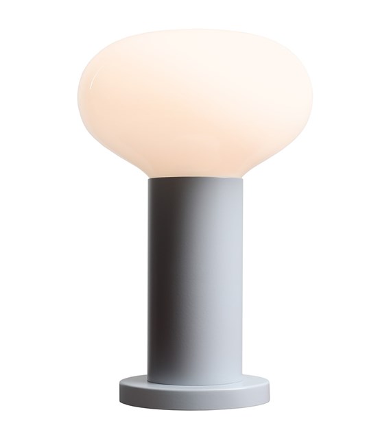 Flo 30cm Grå bordlampe Fra Artera - Den har en stilfuld ramme i grå og en rund hvid glasskærm, der spreder et blødt og behageligt lys.