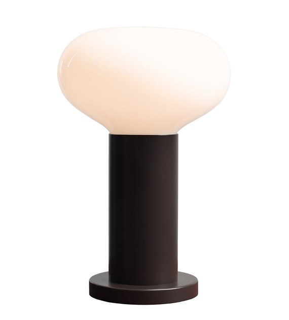 Flo 30cm Mørkebrun bordlampe Fra Artera - Den har en stilfuld ramme i mørkebrun og en rund hvid glasskærm, der spreder et blødt og behageligt lys.