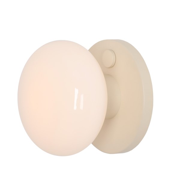 Flo Ø20 Cremet hvid væglampe Fra Artera - Flo v&aelig;glampe i cremefarvet metal med en hvid glassk&aelig;rm har et moderne og stilfuldt design, der spreder et bl&oslash;dt og behageligt lys.