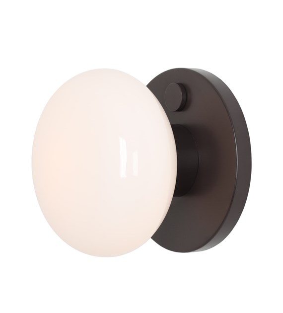 Flo Ø20 Mørkebrun væglampe Fra Artera - Flo væglampe i mørkebrunt metal med en hvid glasskærm har et moderne og stilfuldt design, der spreder et blødt og behageligt lys.