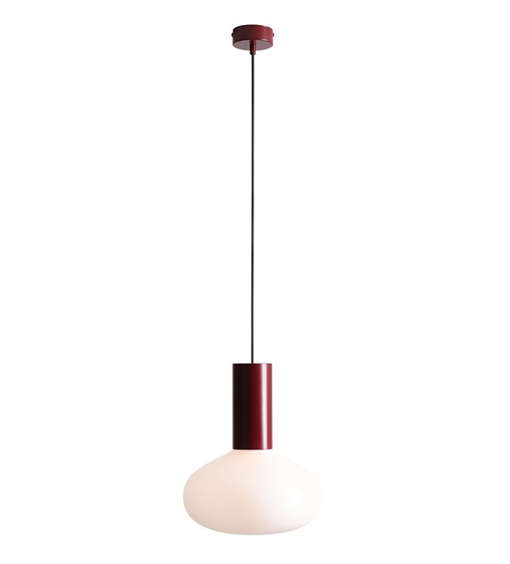 Zoom billede af Flo Ø26 Bourgogne loftslampe Fra Artera - Den har en stilfuld ramme i bordeauxr&oslash;d og en rund hvid glassk&aelig;rm, der spreder et bl&oslash;dt og behageligt lys.