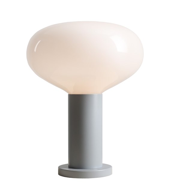 Zoom billede af Flo 33cm Grå bordlampe Fra Artera - Den har en stilfuld ramme i gr&aring; og en rund hvid glassk&aelig;rm, der spreder et bl&oslash;dt og behageligt lys.