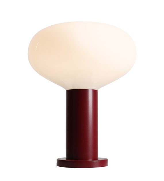 Zoom billede af Flo 33cm Bourgogne bordlampe Fra Artera - Den har en stilfuld ramme i bordeauxr&oslash;d og en rund hvid glassk&aelig;rm, der spreder et bl&oslash;dt og behageligt lys.