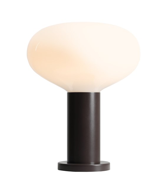 Zoom billede af Flo 33cm Mørkebrun bordlampe Fra Artera - Den har en stilfuld ramme i m&oslash;rkebrun og en rund hvid glassk&aelig;rm, der spreder et bl&oslash;dt og behageligt lys.