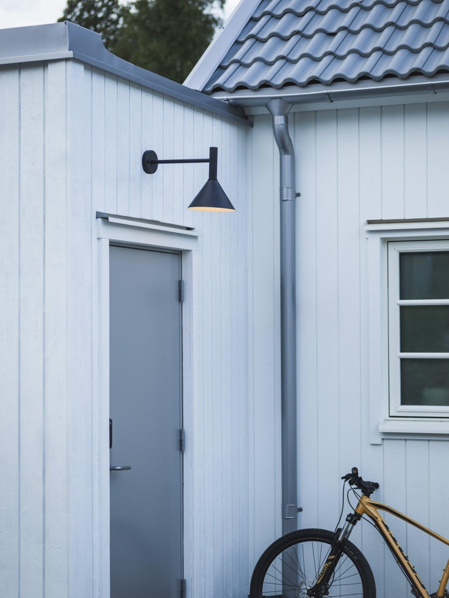 Tripp Sort udendørslampe Fra PR Home - Med E27 lampeholder tilpasset til brug med både traditionelt glødelys og nyere LED lyskilder, max 15W.