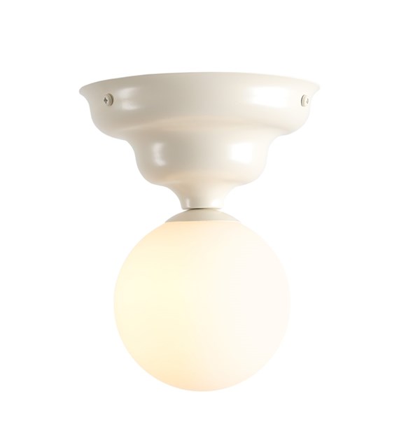 Zoom billede af Wave Ø17 Cremet hvid plafond Fra Artera - Den har et cremet hvidt håndtag med et blødt bølget design og en rund hvid glasskærm, der spreder et behageligt og jævnt lys i rummet.