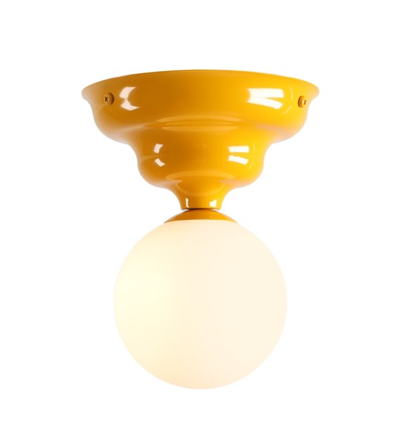 Wave Ø17 Gul plafond Fra Artera - Den har en gul ramme med et blødt bølget design og en rund hvid glasskærm, der spreder et behageligt og jævnt lys i rummet.