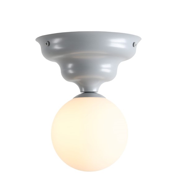 Wave Ø17 Blå plafond Fra Artera - Den har en blå/grå fod med et blødt bølget design og en rund hvid glasskærm, der spreder et behageligt og jævnt lys i rummet.