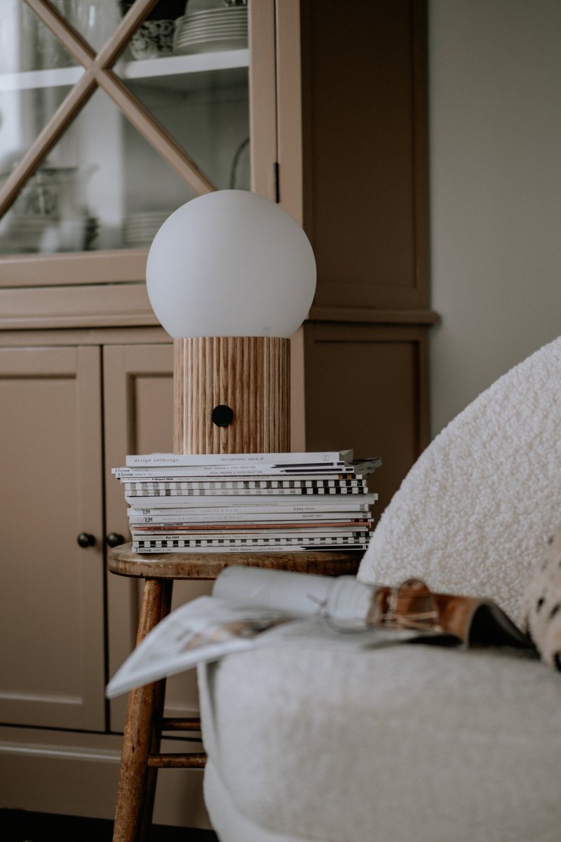 Hubble 32cm Natur bordlampe Fra Globen Lighting - Hubble er en letplaceret bordlampe, der er mindst lige s&aring; flot, n&aring;r den er slukket, som den er t&aelig;ndt.