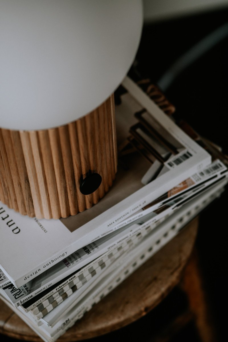 Hubble 32cm Natur bordlampe Fra Globen Lighting - Hubble er en letplaceret bordlampe, der er mindst lige s&aring; flot, n&aring;r den er slukket, som den er t&aelig;ndt.