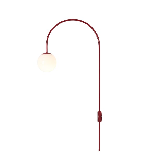 Una 42cm Bourgogne væglampe Fra Artera - Denne væglampe i mørkt børstet metal og hvidt glas har et moderne og stilfuldt design med en buet arm, der elegant holder den hvide glasskærm.