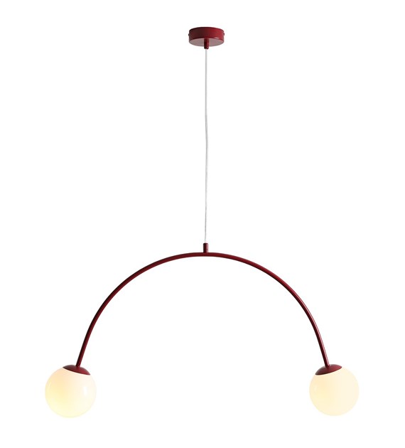Una 84cm RØD loftslampe Fra Artera - Una loftspendlen, der er lavet af metal i en skinnende, mørkebrun farve, har et karakteristisk og moderne design med en buet arm, der holder to hvide glasskærme.