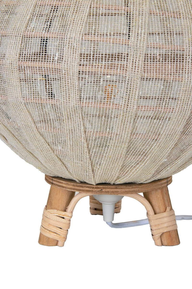 Borneo 37cm Natur bordlampe Fra Globen Lighting - Lampen er lavet af naturfarvet rattan og råhvidt hørstof og den har et 200 cm langt hvidt tekstilkabel med afbryder og stik.