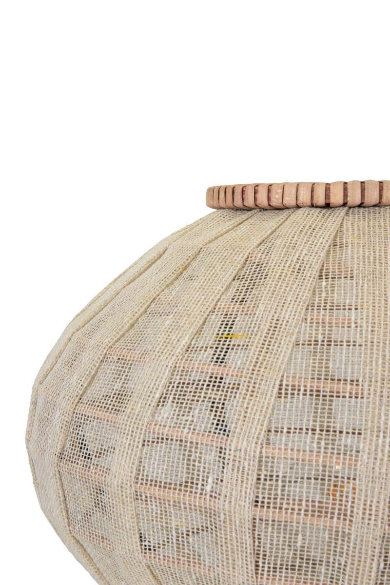 Borneo 37cm Natur bordlampe Fra Globen Lighting - Lampen er lavet af naturfarvet rattan og råhvidt hørstof og den har et 200 cm langt hvidt tekstilkabel med afbryder og stik.