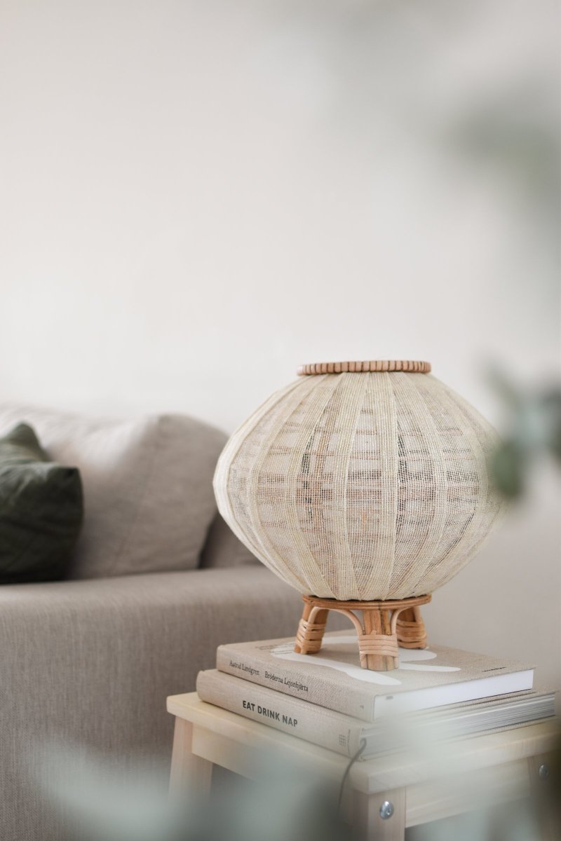 Borneo 37cm Natur bordlampe Fra Globen Lighting - Lampen er lavet af naturfarvet rattan og råhvidt hørstof og den har et 200 cm langt hvidt tekstilkabel med afbryder og stik.