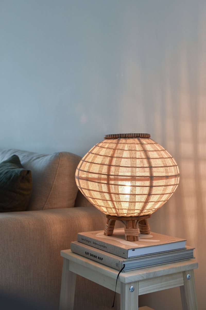 Borneo 37cm Natur bordlampe Fra Globen Lighting - Lampen er lavet af naturfarvet rattan og råhvidt hørstof og den har et 200 cm langt hvidt tekstilkabel med afbryder og stik.