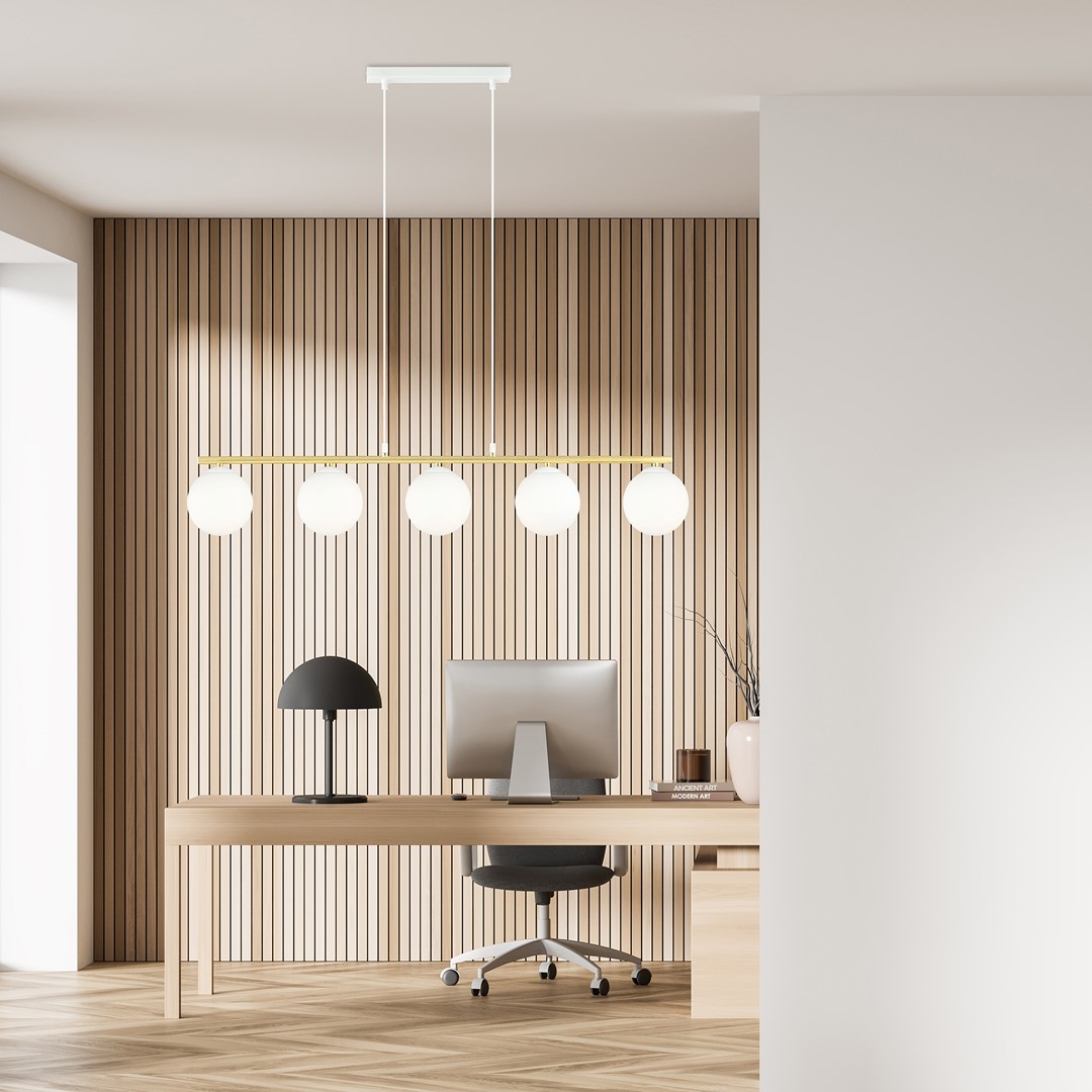 Allora 105cm Hvid loftslampe Fra Emibig Lighting - Den subtile og bl&oslash;de form sammen med elegante gulddetaljer giver lampen et unikt og karakteristisk udseende.
