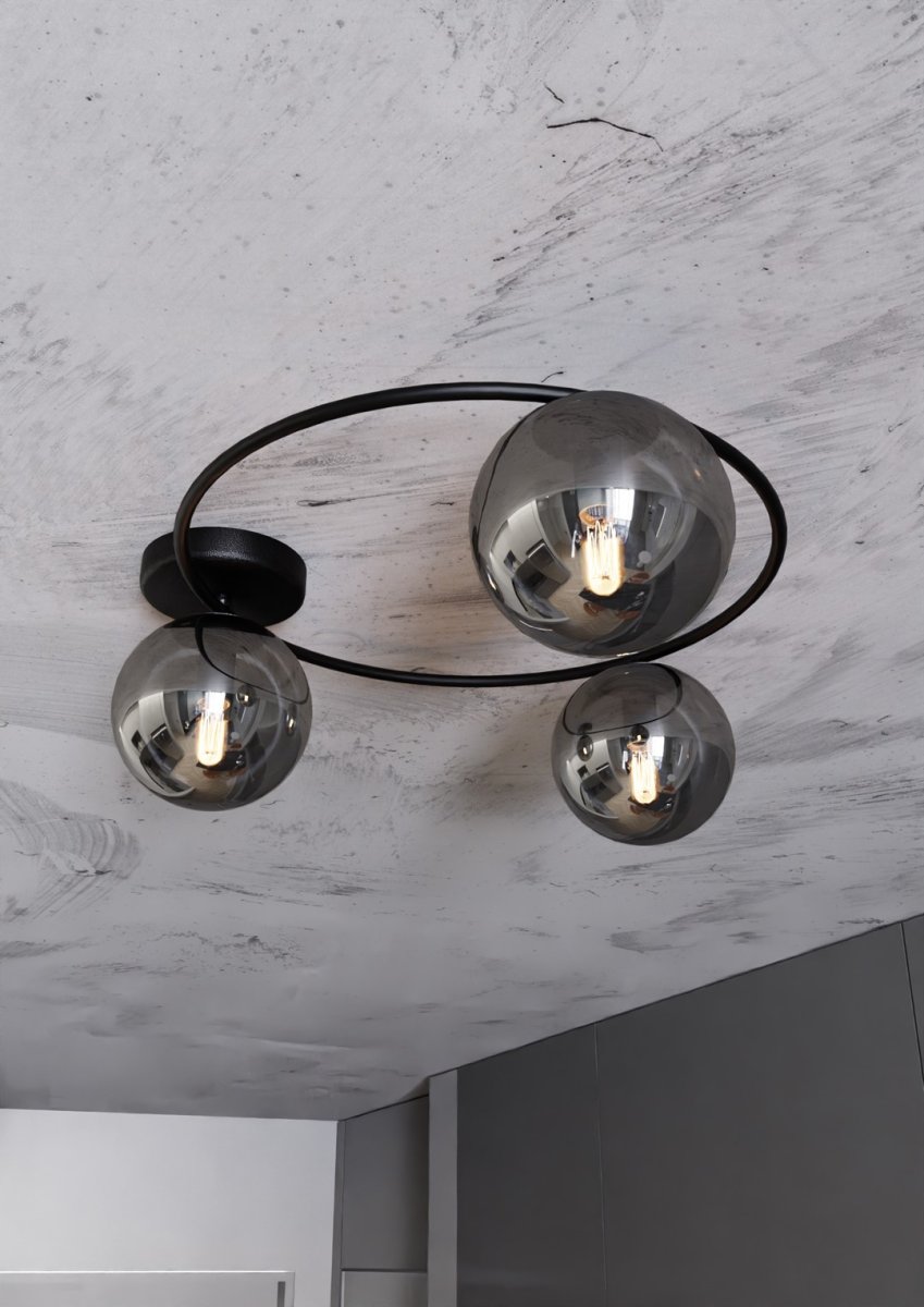 Sopra Ø47 Røgfarvet plafond Fra Emibig Lighting - De r&oslash;gede glassk&aelig;rme tilf&oslash;jer lethed og spreder lyset j&aelig;vnt, hvilket bidrager til behagelig og effektiv rumbelysning.