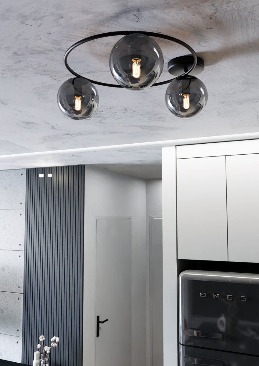 Sopra Ø47 Røgfarvet plafond Fra Emibig Lighting - De r&oslash;gede glassk&aelig;rme tilf&oslash;jer lethed og spreder lyset j&aelig;vnt, hvilket bidrager til behagelig og effektiv rumbelysning.
