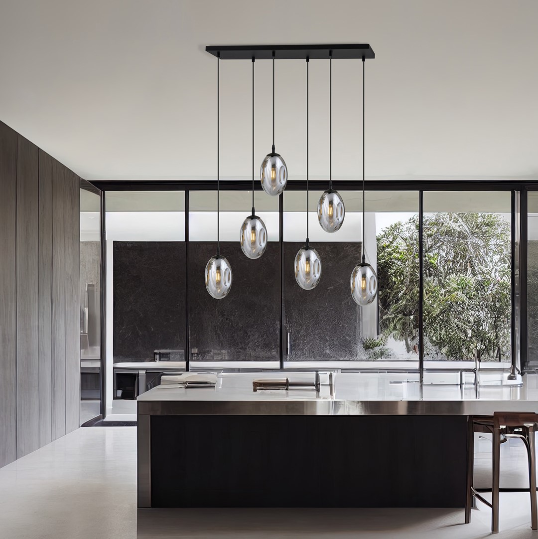 Astral 70cm Røgfarvet loftslampe Fra Emibig Lighting - Perfekt over spisebordet eller i et åbent rum, hvor lampen kan tage sin plads og blive et naturligt blikfang.