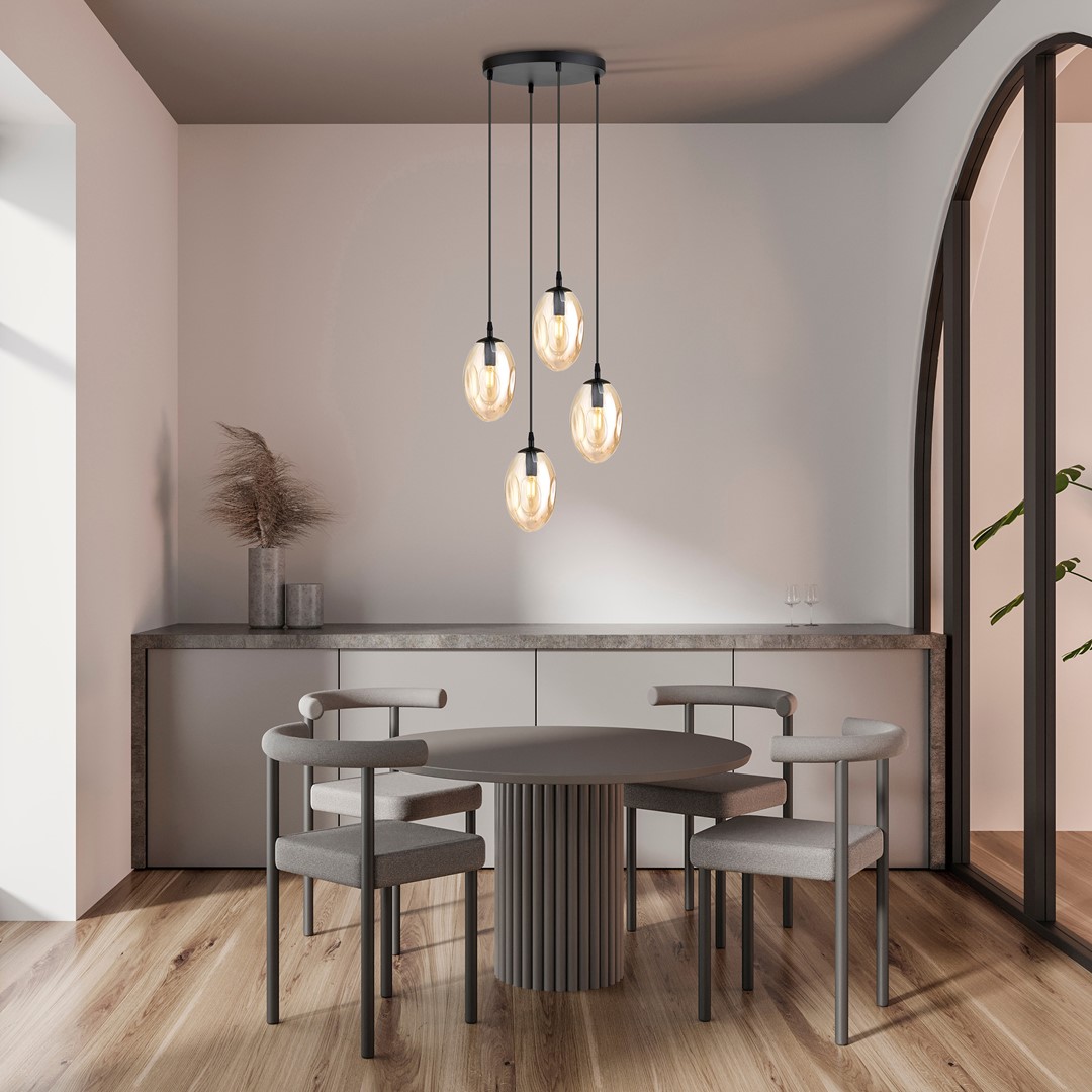 Astral Premium Ø40 Rav loftslampe Fra Emibig Lighting - Pendlerne er afsluttet med ravfarvede glaskupler, der spreder et varmt og indbydende lys i rummet.