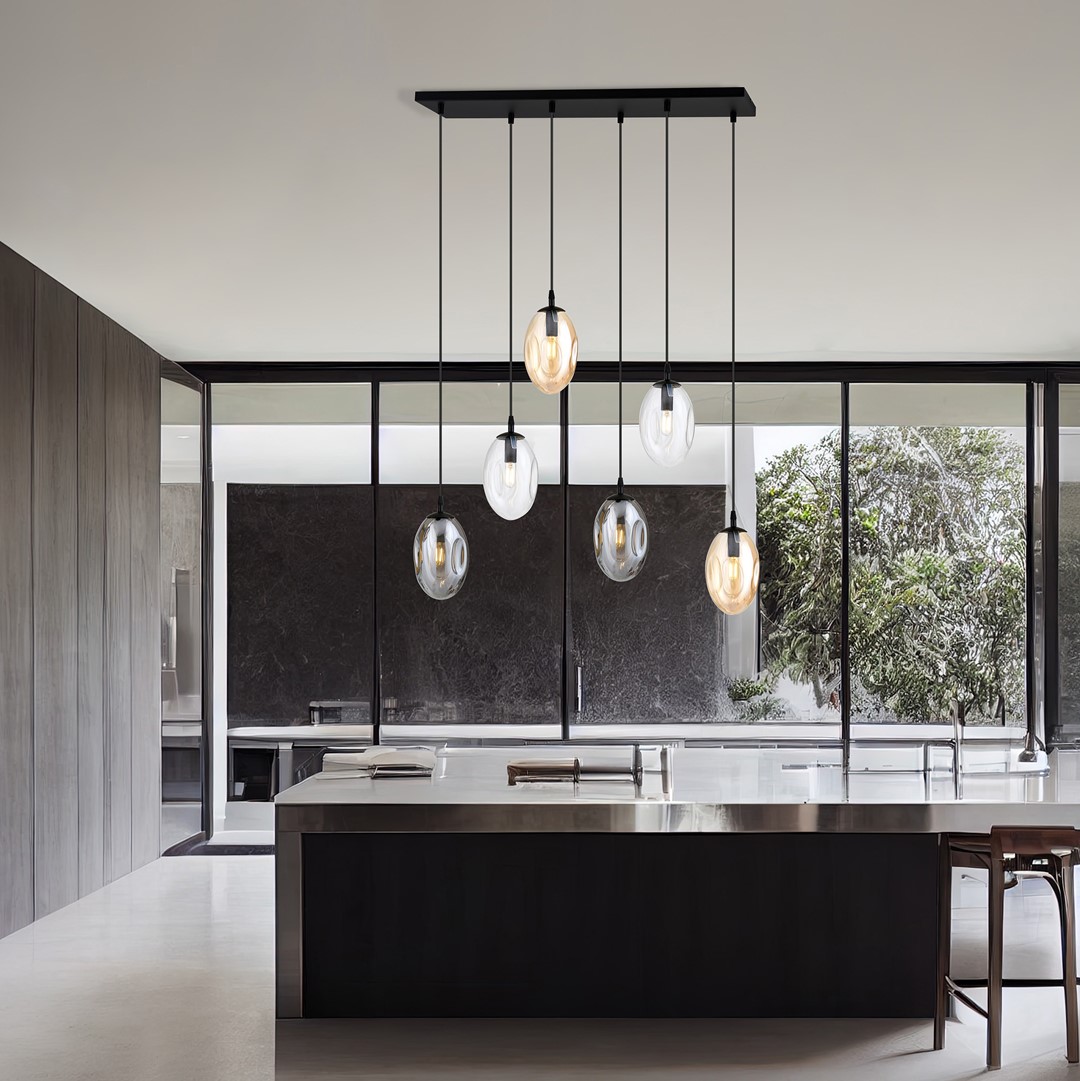 Astral 70cm Flerfarvet loftslampe Fra Emibig Lighting - Perfekt over spisebordet eller i et åbent rum, hvor lampen kan tage sin plads og blive et naturligt blikfang.